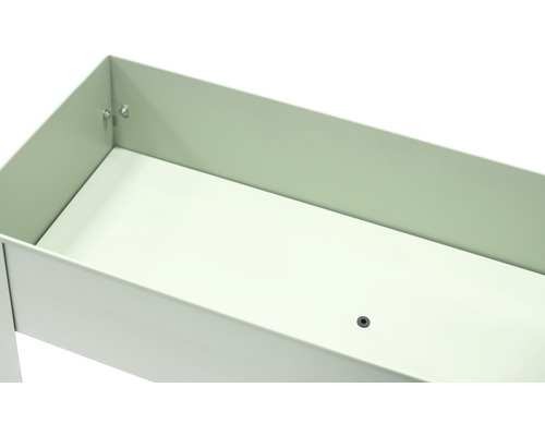 Detail kovového záhradného stola