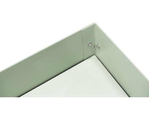 Detailný záber kovového vyvýšeného záhona so skrutkami