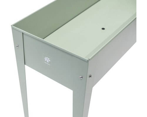 Detailný pohľad na obdĺžnikový vyvýšený kovový kvetináč s nožičkami