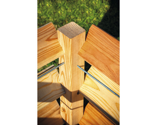 Detail dreveného stĺpika s drevenými lamelami a kovovými kolíkmi