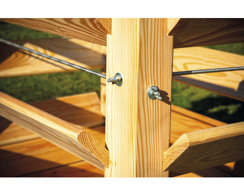 Detail dreveného regálu s oceľovými lanami a skrutkami