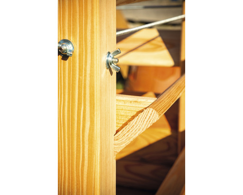 Detail drevenej konštrukcie s upevnením pomocou krídlovej matice