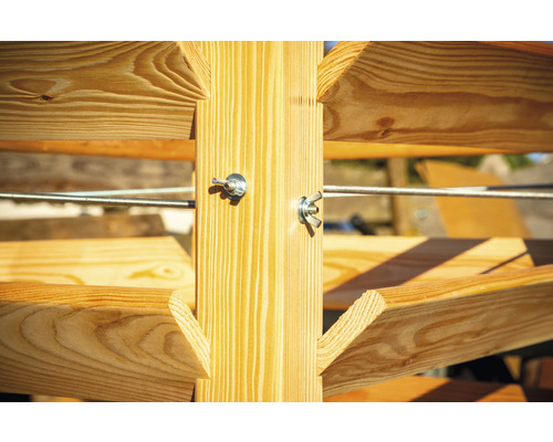 Detail drevenej konštrukcie s motýlikovými maticami a kovovými vzperami