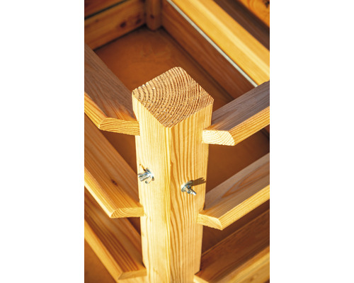 Detail drevenej konštrukcie s krídlovými maticami