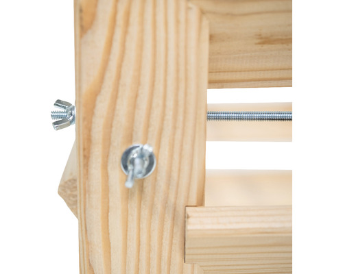 Detail drevenej konštrukcie so skrutkami a závitovou tyčou