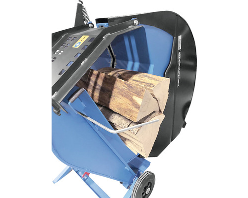 Píla na palivové drevo s kusmi dreva