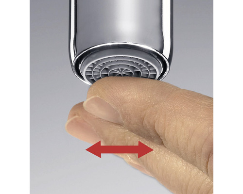 Detail ruky dotýkajúcej sa vodovodnej batérie s dôrazom na funkciu čistenia batérie.