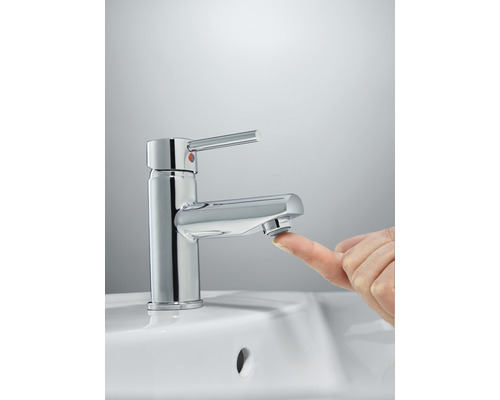 Páková batéria z kovu v umývadle s prstom na výtoku