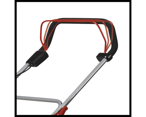 Detailný záber rukoväte kosačky na trávu