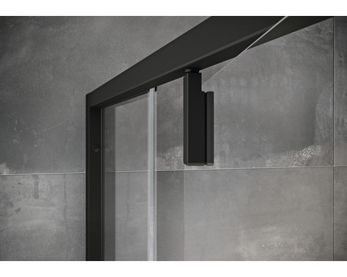 Detail sprchovacieho kúta s posuvnými dverami a čiernym rámom