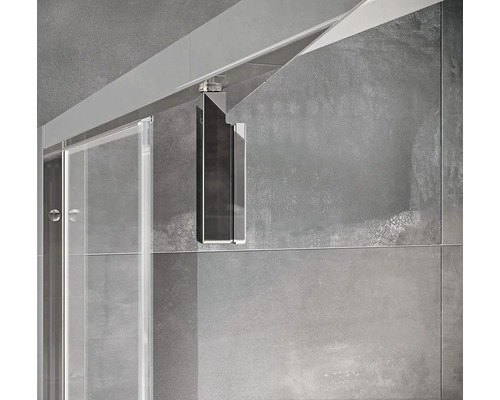 Detail sprchovacieho kúta s posuvnými dverami a závesom