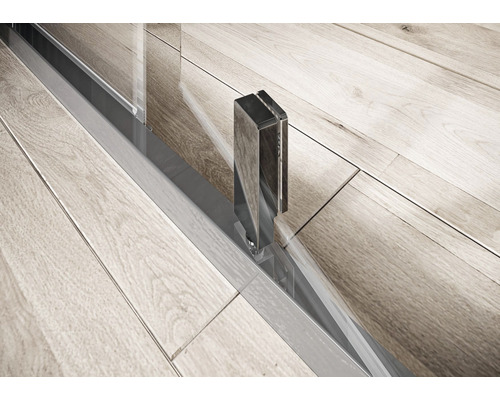 Detail sprchovacieho kúta so strieborným rámom a rukoväťou