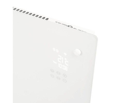 Detailný pohľad na biely radiátor s digitálnym displejom a ovládacími prvkami