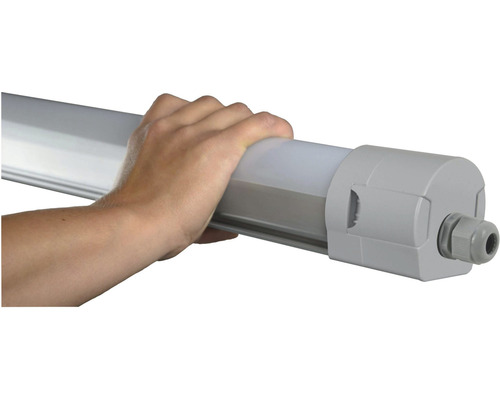 Osoba drží LED svietidlo do vlhkého prostredia.