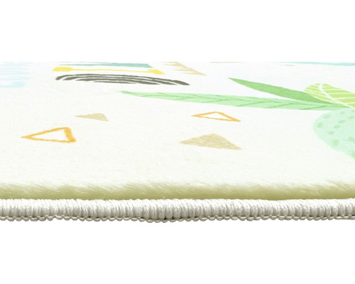 Detailný pohľad na koberec s rastlinným vzorom a geometrickými tvarmi