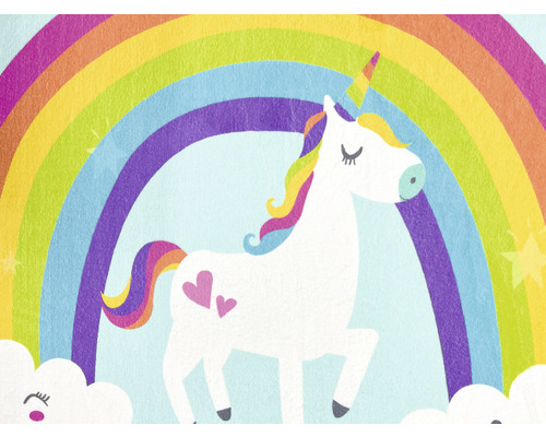 Motív jednorožca s dúhou a oblakmi