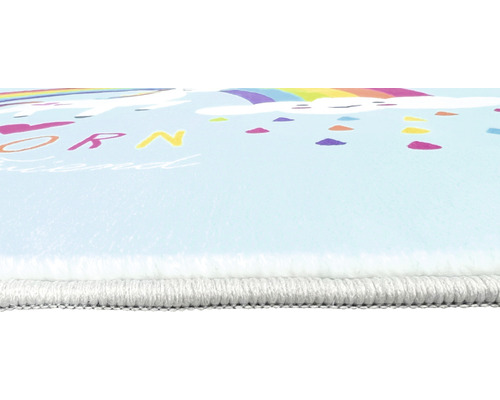 Detail detského koberca s motívom jednorožca a dúhy