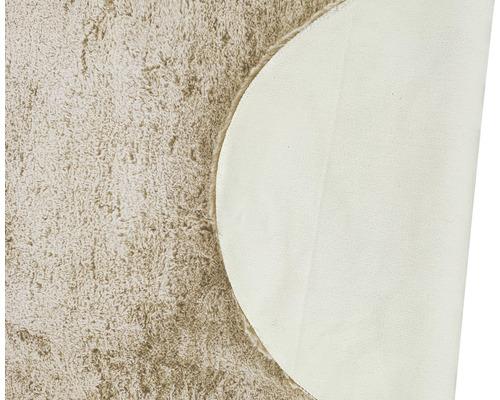 Detail okrúhleho koberca s vysokým vlasom a rubom