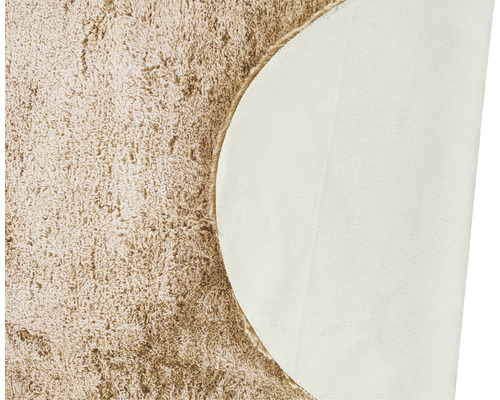 Detailný pohľad na béžový koberec s vysokým vlasom s textilnou zadnou stranou