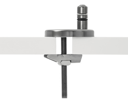 Detailný pohľad na kovovú stolovú montážnu svorku