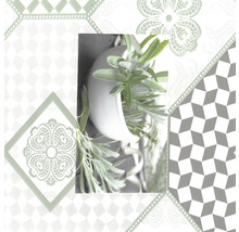 Dekoratívne zátišie s bylinkami v bielej kvetináčovej nádobe na vzorovanom pozadí.