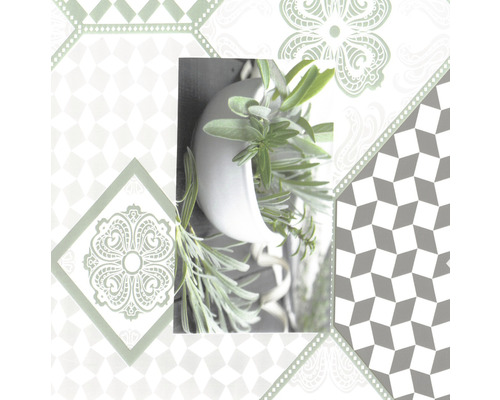 Dekoratívne zátišie s bylinkami v bielej kvetináčovej nádobe na vzorovanom pozadí.