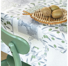 Obrus s olivovým vzorom a kiwi v košíku na stole