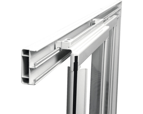 Detailný pohľad na biely plastový okenný rám.