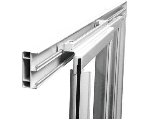 Detail bieleho okenného rámu s kovaním