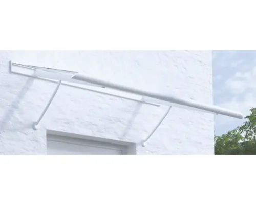 Strieška s podperami namontovaná na stene domu