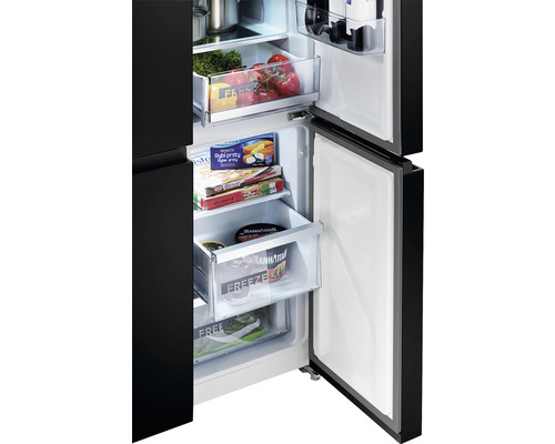 Otvorená chladnička s rôznymi potravinami v zásuvkách