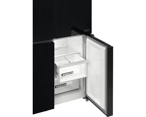 Čierna chladnička s otvorenou zásuvkou mrazničky