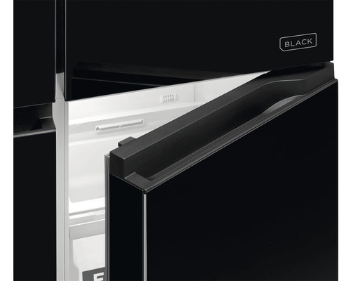 Otvorená chladnička s mrazničkou