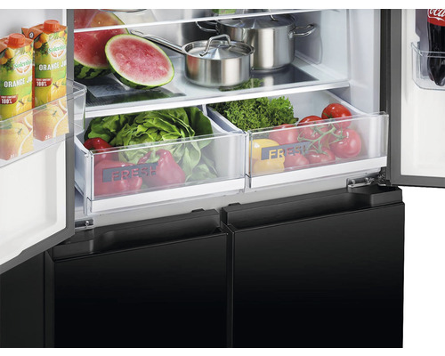 Vnútro chladničky s potravinami v zásuvkách a policiach