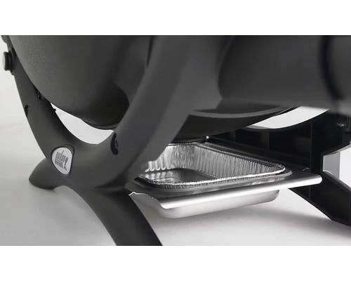 Detailný pohľad na guľový gril s miskou na zachytávanie tuku a logom Weber.