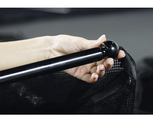 Ruka drží čiernu tyč so sieťou