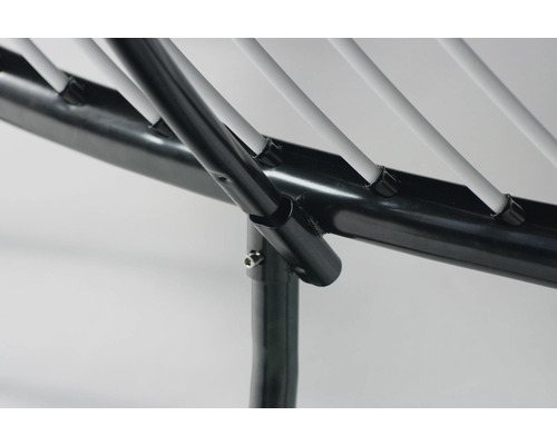 Detail kovového sušiaka na bielizeň