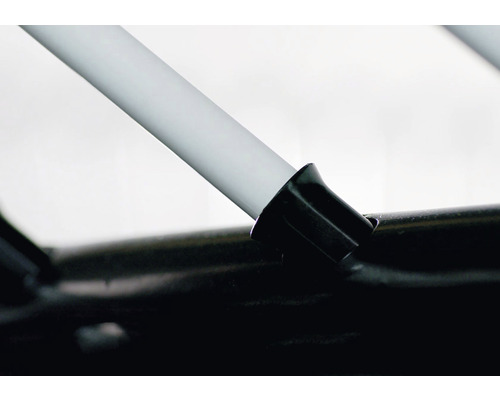 Detailný záber sušiaka na bielizeň zobrazujúci rúrku a plastový spojovací kus