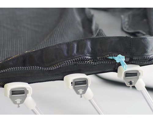 Detail trampolínovej siete so zipsom a držiakmi