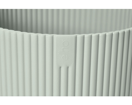 Detailný pohľad na rebrovaný plastový kvetináč s logom výrobcu