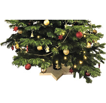 Ozdobený vianočný stromček s ozdobami, figúrkami, svetelnou reťazou a vianočnými dekoráciami na stojane