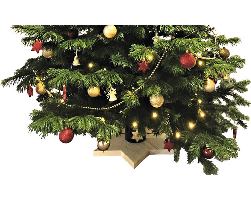 Ozdobený vianočný stromček s ozdobami, figúrkami, svetelnou reťazou a vianočnými dekoráciami na stojane