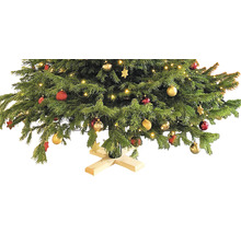 Ozdobený vianočný stromček s vianočnými guľami a dreveným stojanom