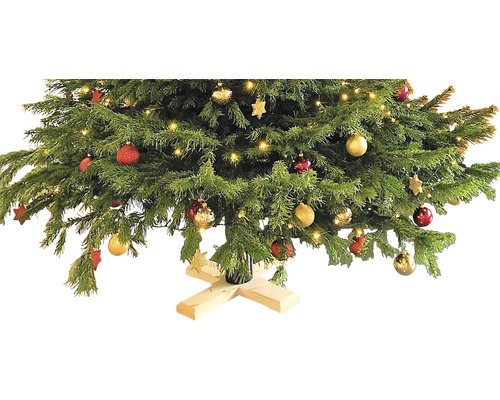 Ozdobený vianočný stromček s vianočnými guľami a dreveným stojanom