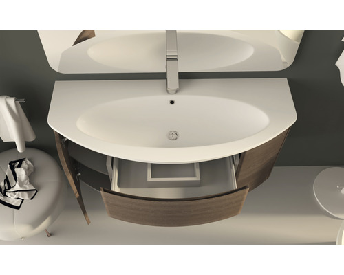 Kúpeľňová skrinka s umývadlom s otvorenou zásuvkou, umývadlom a batériou v modernej kúpeľni