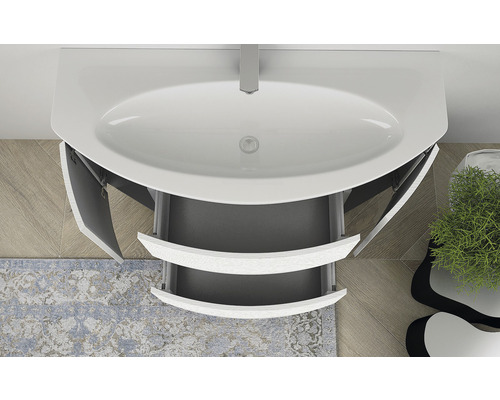 Pohľad zhora na kúpeľňu s umývadlovou skrinkou s výsuvnými prvkami a otvorenými dvierkami skrinky