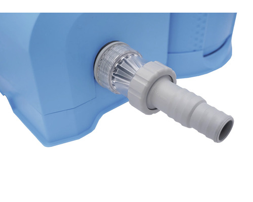 Detailný záber prípojky bazénového čerpadla s hadicou