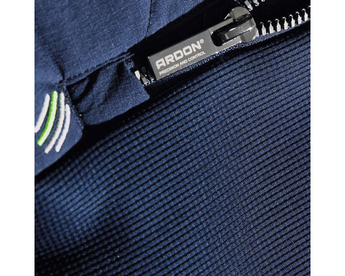 Detailný záber pracovnej bundy s logom Ardon na zipse