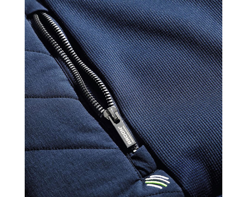 Detailný pohľad na bundu so zipsom a logom Ardon