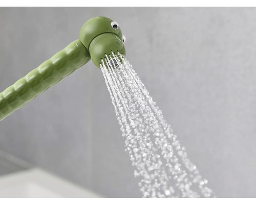 Sprchová hlavica v tvare húsenice s prúdom vody